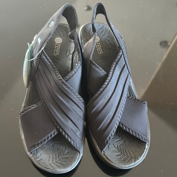 Bzees Black Sporty Sandals with Cushioned Soles size 8M - Picture 1 of 4